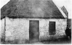 Photo:Addiewell Tollhouse - note the thatched roof.  You can just see a bit of the old school behind it.