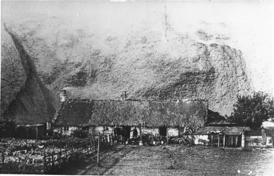 Photo:Clashmedoun - the farmhouse of Bridgend about to be overwhelmed by Addiewell South Bing.  This low, thatched farm included the farmhouse and the steadings in one long row, and would have been typical of small local farms up till the mid-19th century.