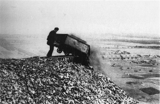 Photo:How a bing was made.  Any dirt or stones picked out of the coal was dumped on the bing.  At an oil works, it was the spent shale which was dumped on the bings.
